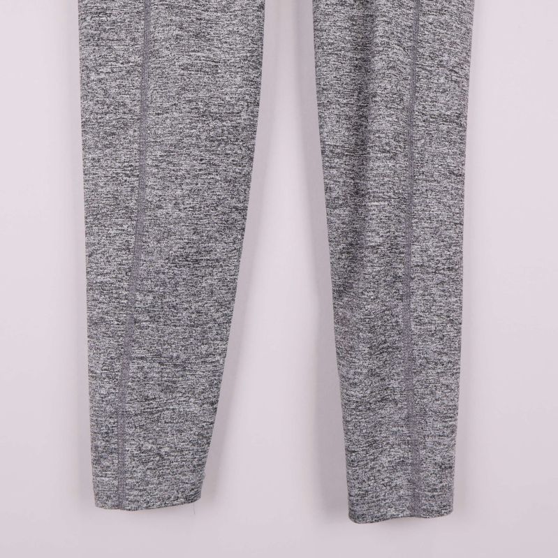 Detalj av nedre delen på gråmelerade leggings