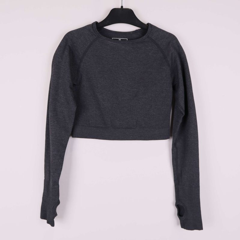 Mörkgrå cropad tröja med långa ärmar på galge