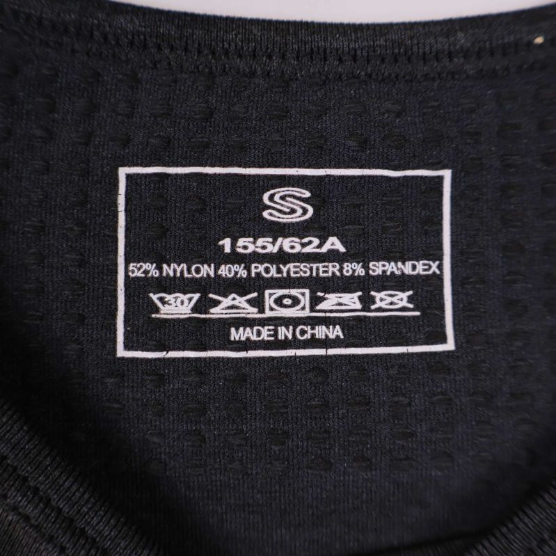 Materiallapp med storlek och materialinnehåll i halsen på tröjan