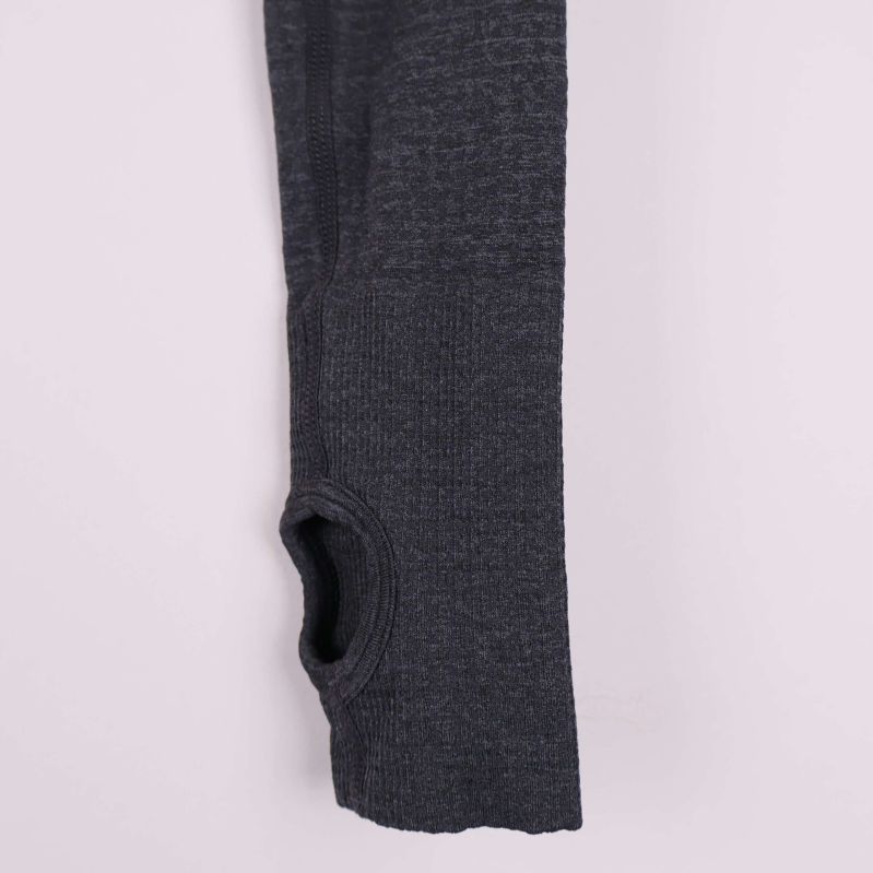 Närbild på ärm med tumhål på mörkgrå tröja