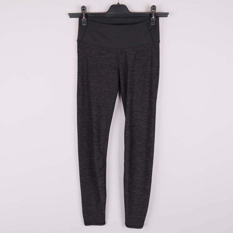 Svarta leggings med hög midja mot ljus bakgrund