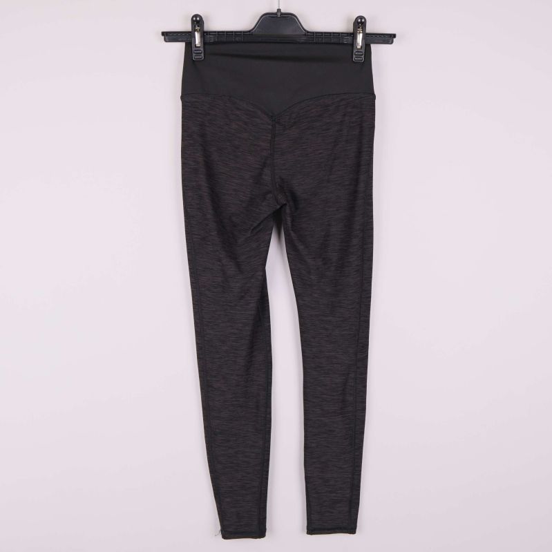 Baksidan av svarta leggings med bred linning