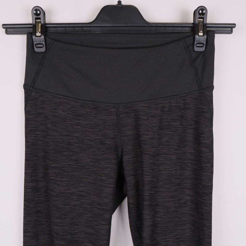 Närbild på leggingsens midja och sömnadsdetaljer