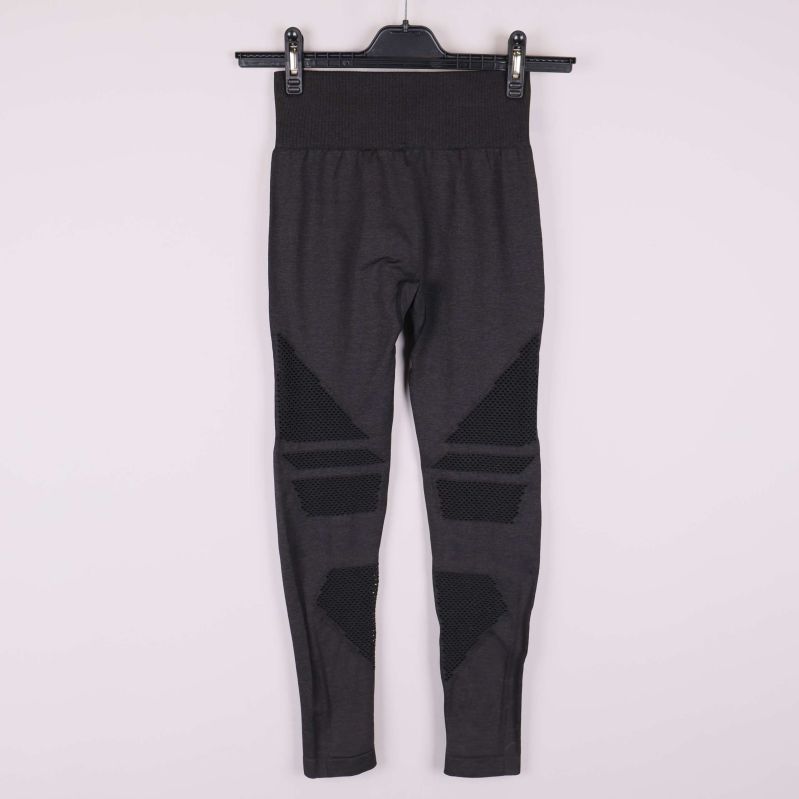 Träningstights med meshdetaljer på baksidan av benen
