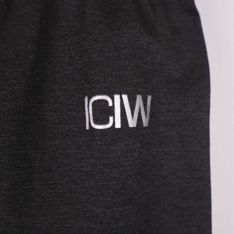 Närbild på ICANIWILL-logga framtill på tightsen