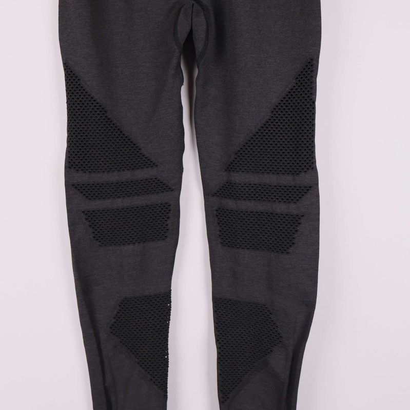 Baksida av träningstights med mönstrade meshpaneler
