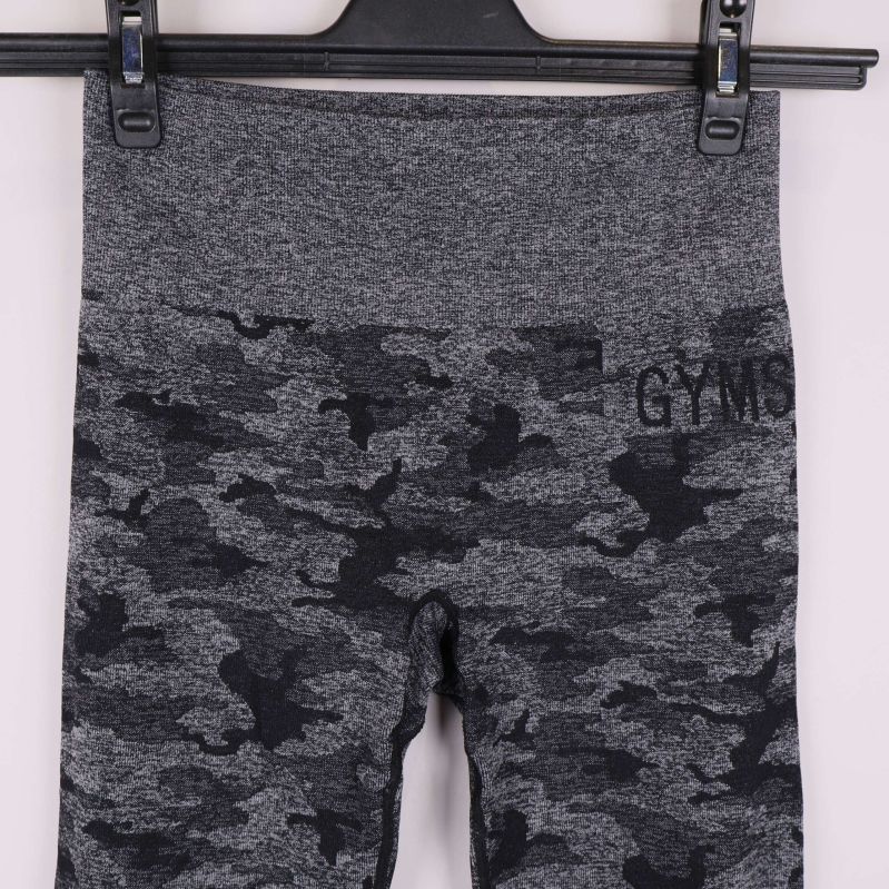 Närbild på camotightsens höga midja och logotyp