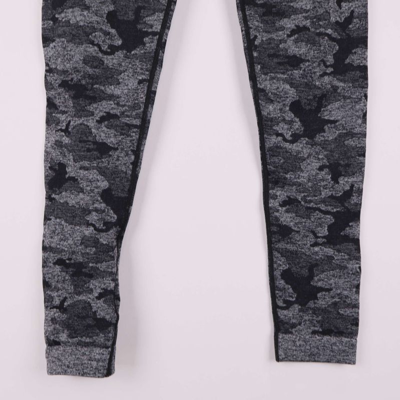 Närbild på nederdelen av benet på tightsen