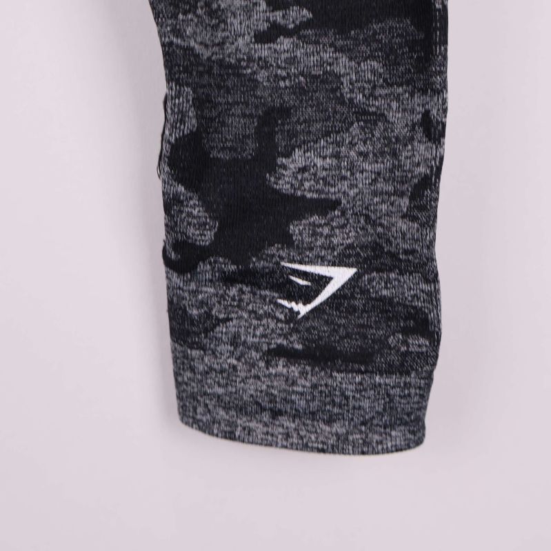 Närbild på vit Gymshark logotyp vid benslut