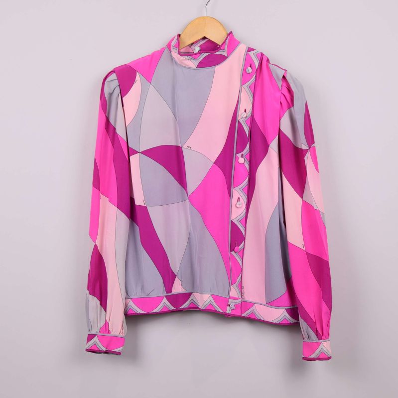 Framsida av långärmad grafisk blus i rosa, lila och grå