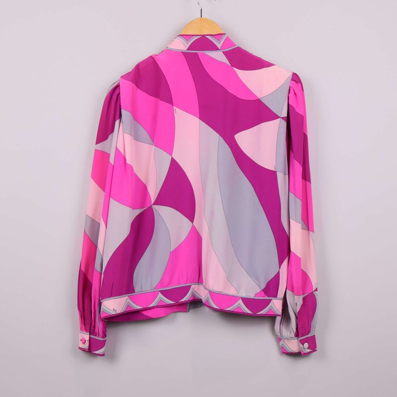 Baksida av grafisk blus med geometriskt mönster
