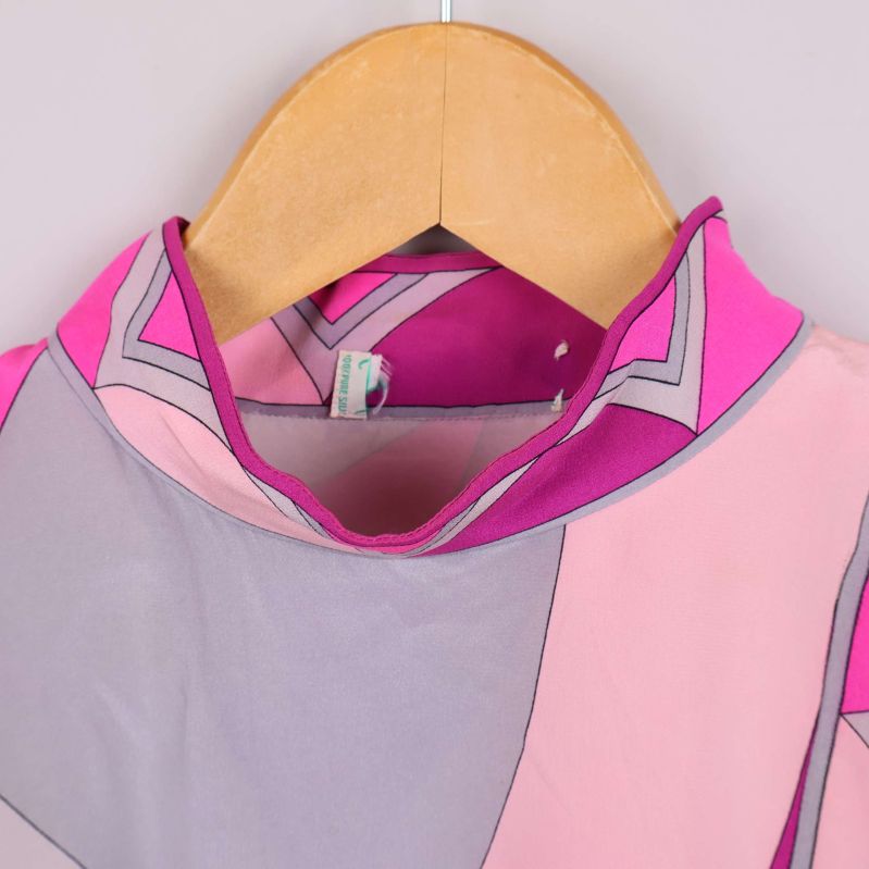 Närbild på krage och etikett i blusens hals