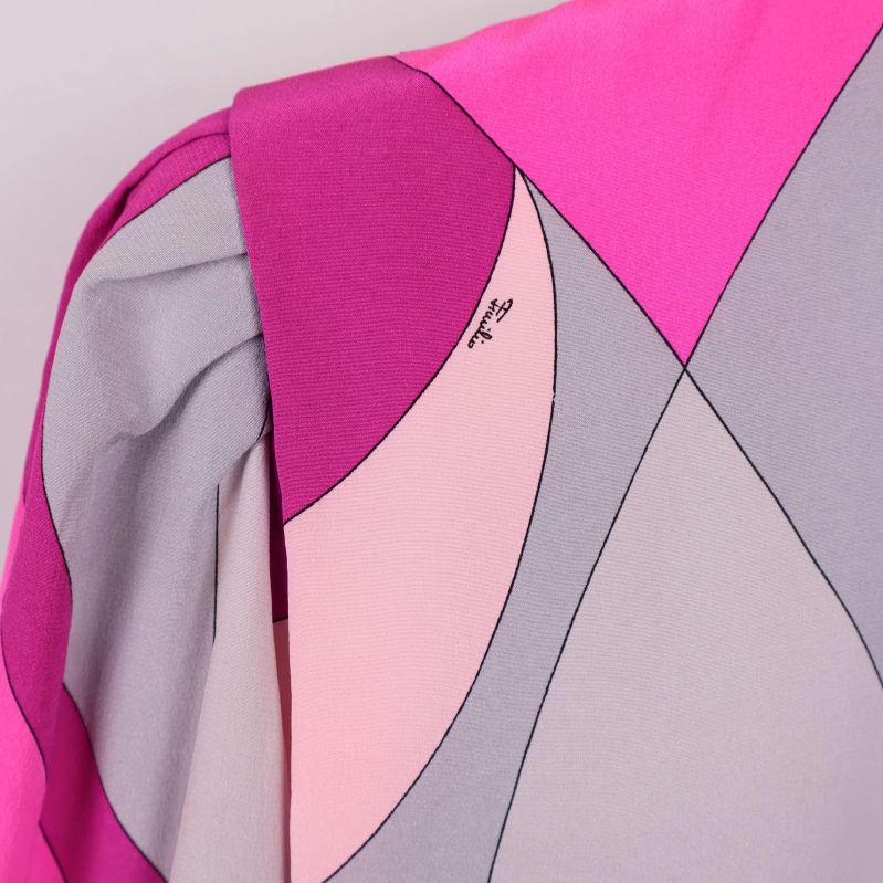 Närbild på axel med grafiskt mönster och söm