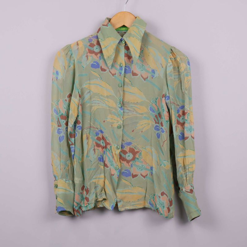 Framifrån bild på blommig blus med spetsig krage