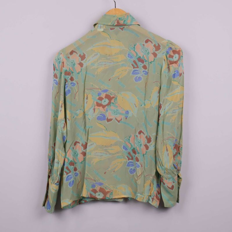 Baksida av blommig blus i pastelliga färger