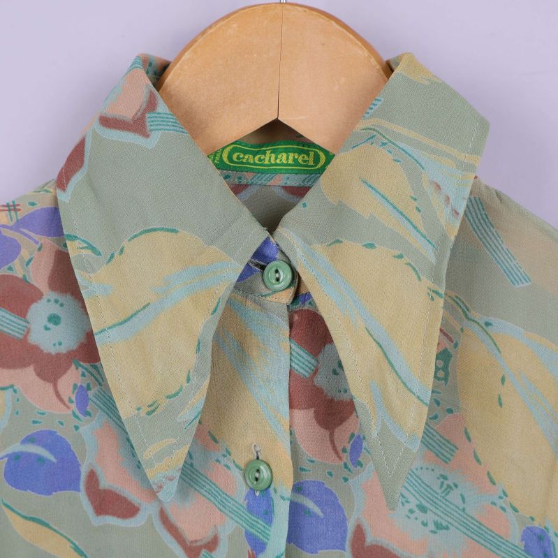 Närbild på krage och knappar på blommig blus