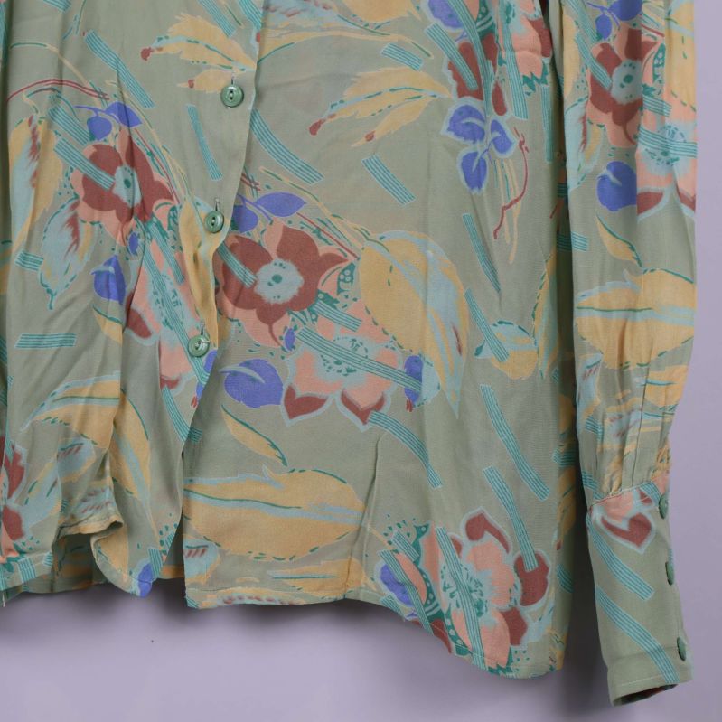 Närbild på blusens nedre del och knappar