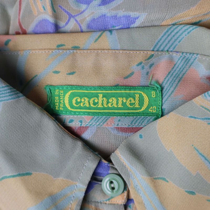 Etikett med Cacharel-logotyp i grönt och storlek 40