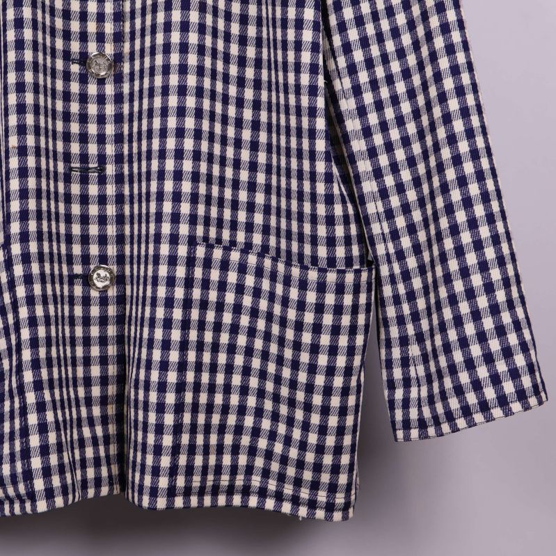 Närbild på kavajens ficka och knappar