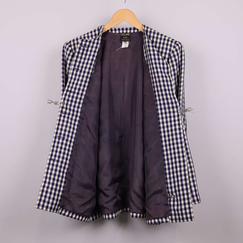 Kavajen visad med öppen insida och fodret synligt