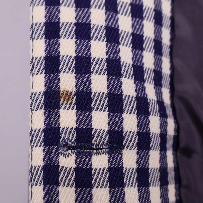 Närbild på söm och liten fläck på insida