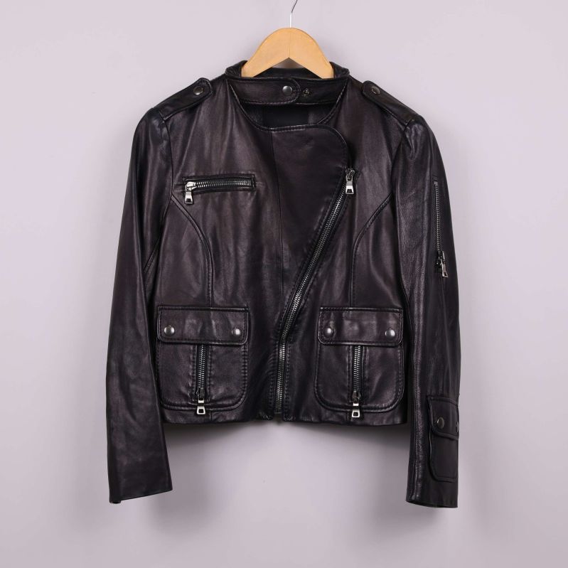 Framsida av svart bikerjacka i läder med fickor och dragkedjor