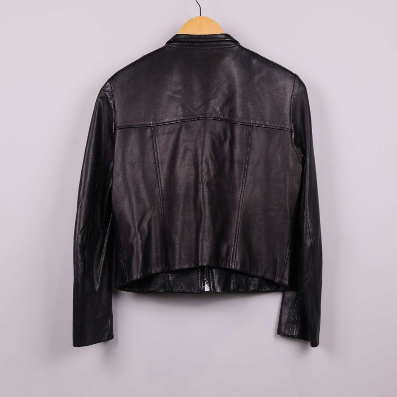 Baksida av svart läderjacka 