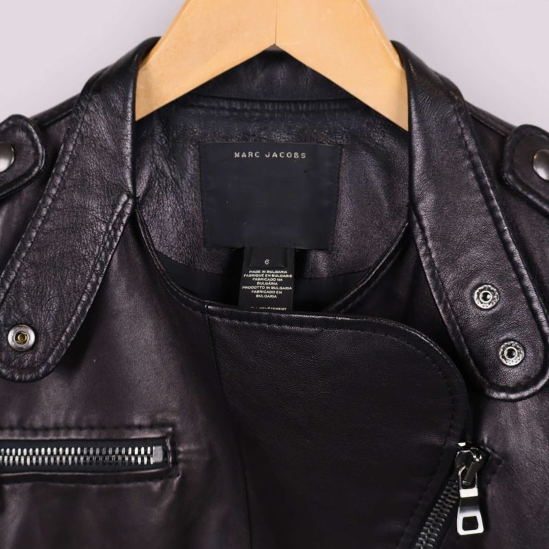 Närbild på krage och etikett Marc Jacobs svart jacka