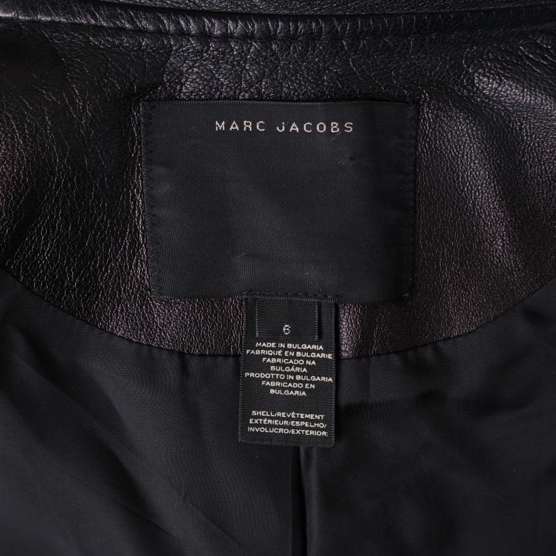 Inneretikett och logotyp Marc Jacobs syns i svart jacka