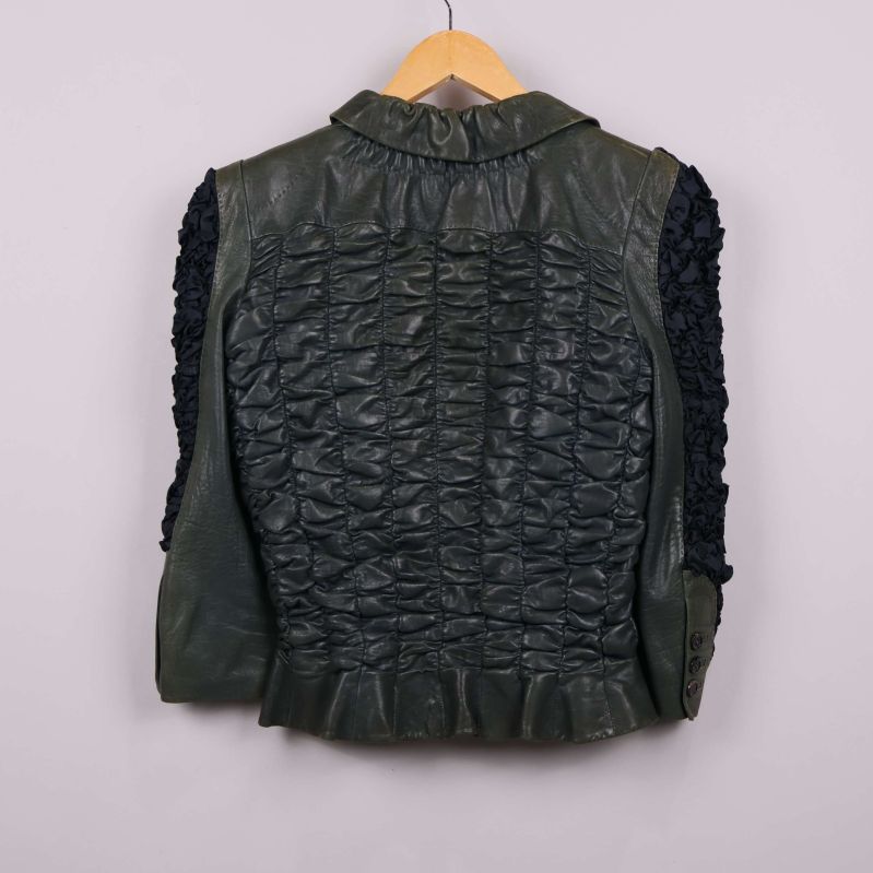 Baksidan av läderjacka med rynkad yta/textur