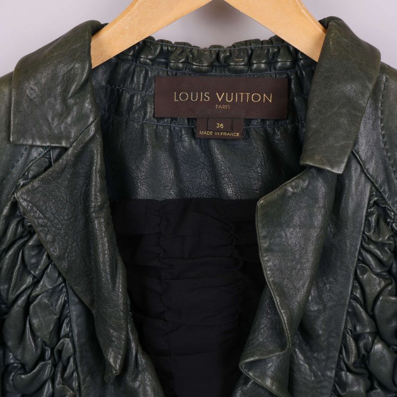 Närbild på Louis Vuitton etikett i nacken