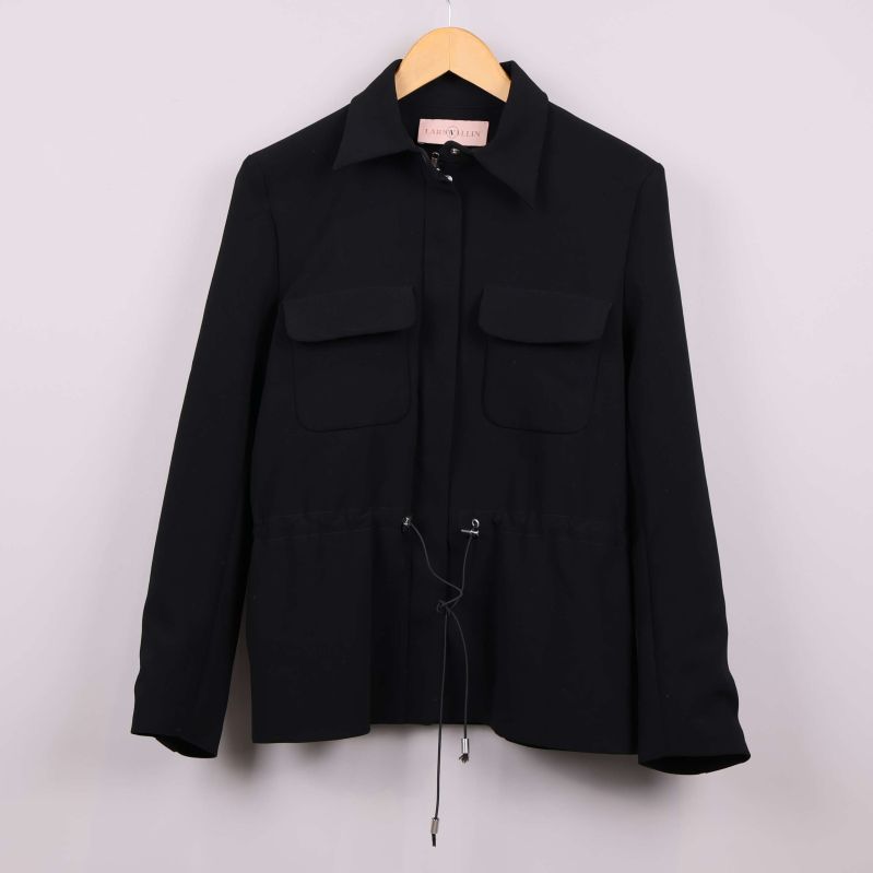 Svart jacka med bröstfickor och dragsko framifrån