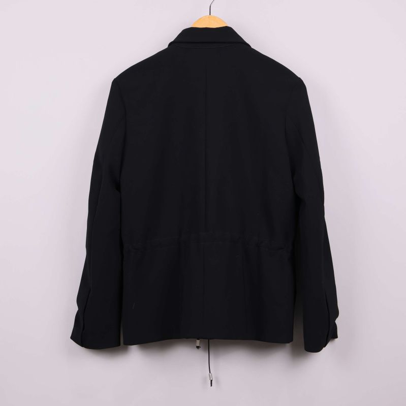 Svart jacka sedd bakifrån 