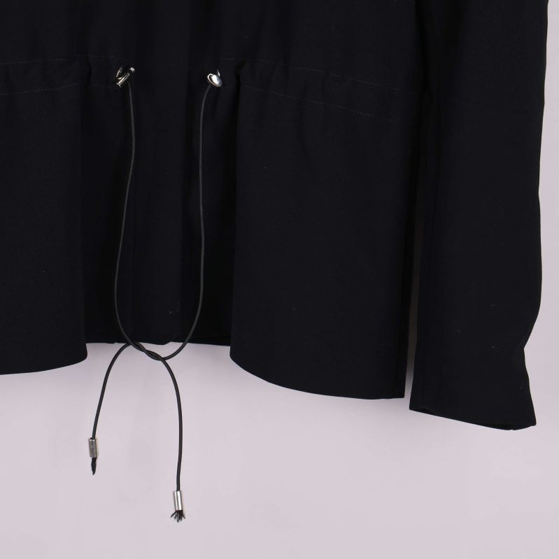 Justering med dragsko i jackans midja