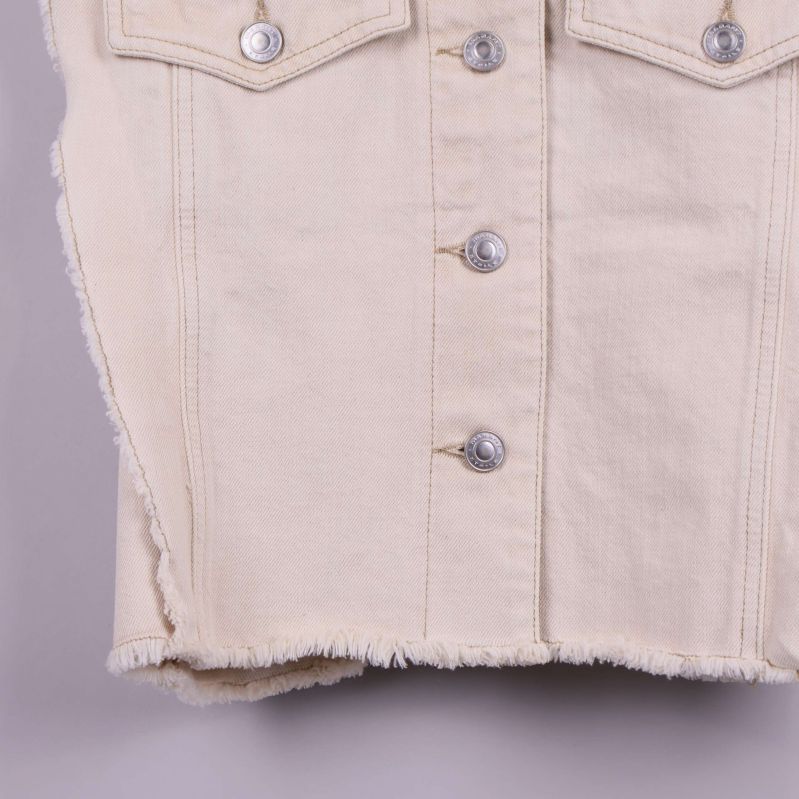 Nederkant och knappar på beige jeansväst