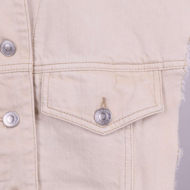 Bröstficka med knapp på beige jeansväst