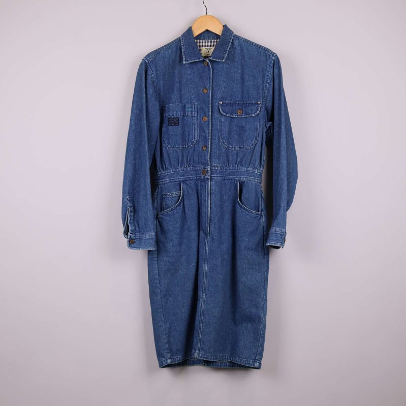 Jeansklänning med krage och knäppning framtill hängande på galge