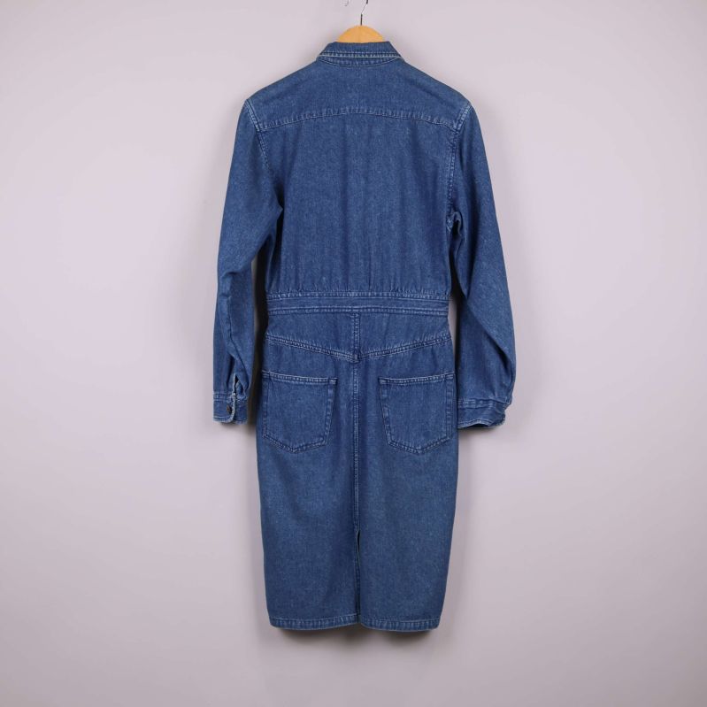 Baksidan av jeansklänning med två fickor och midjeband