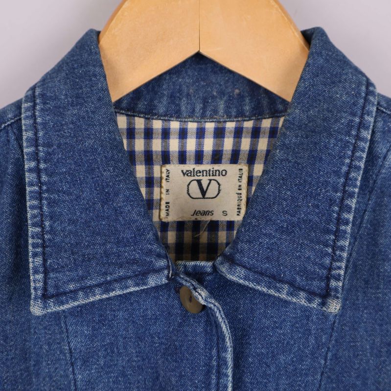 Närbild på krage och inneretikett från Valentino Jeans