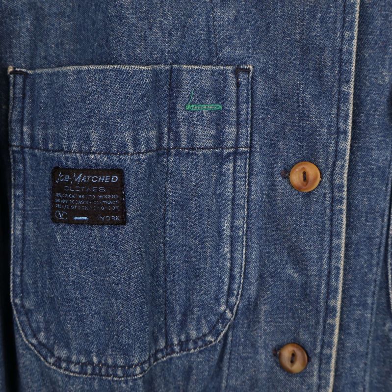 Närbild på bröstficka med Valentino Jeans märke