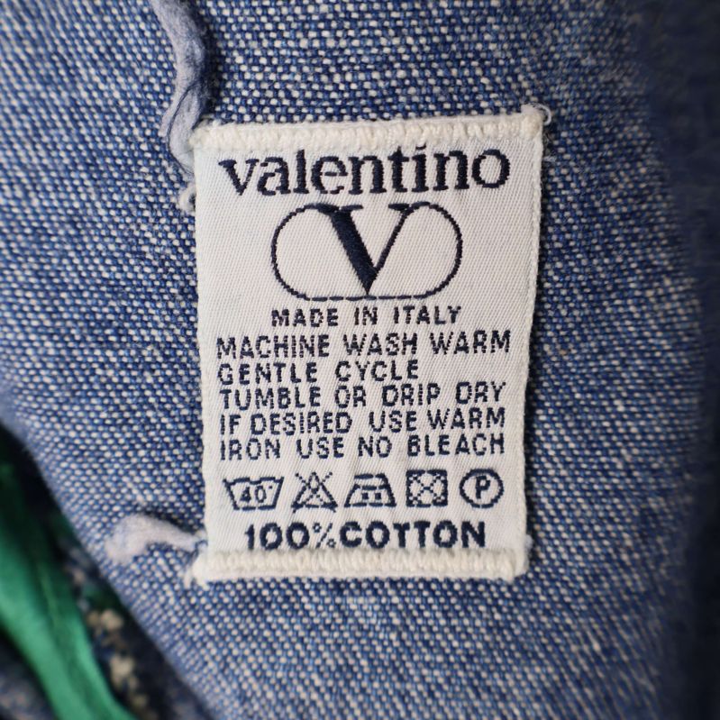 Inneretikett som visar 100% bomull och tvättråd från Valentino