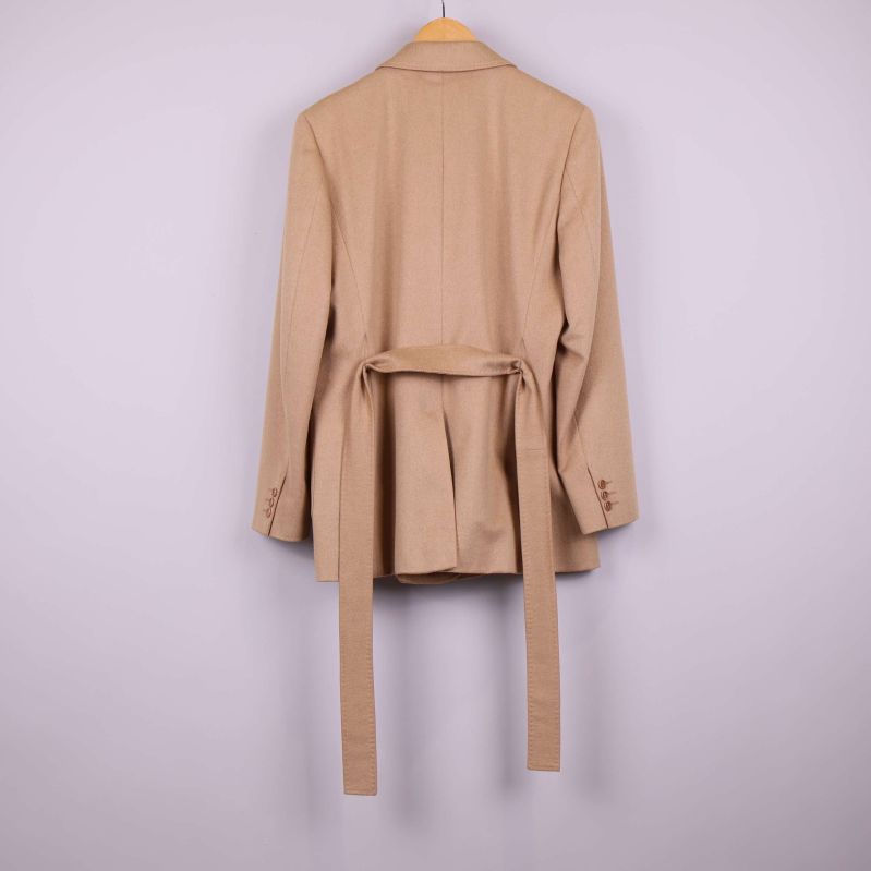 Baksidan av beige kavaj med  bälte