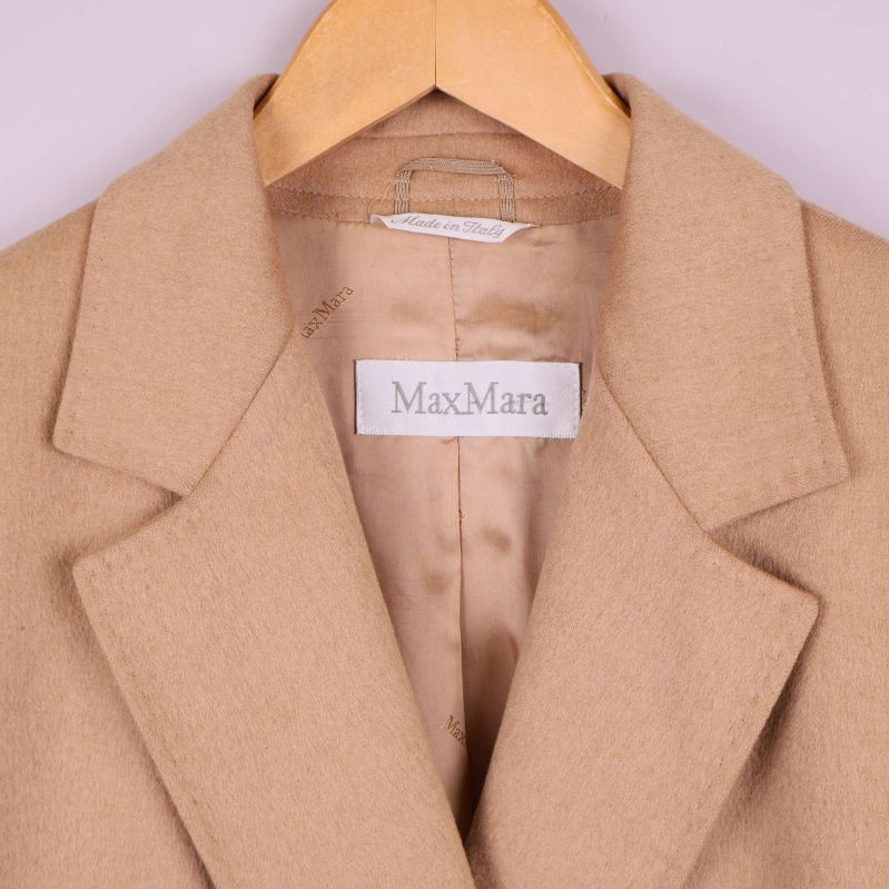 Närbild på krage och Max Mara-logotyp i nacken