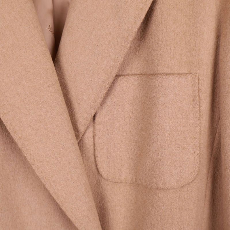 Närbild på bröstficka och tygstruktur på kavajen