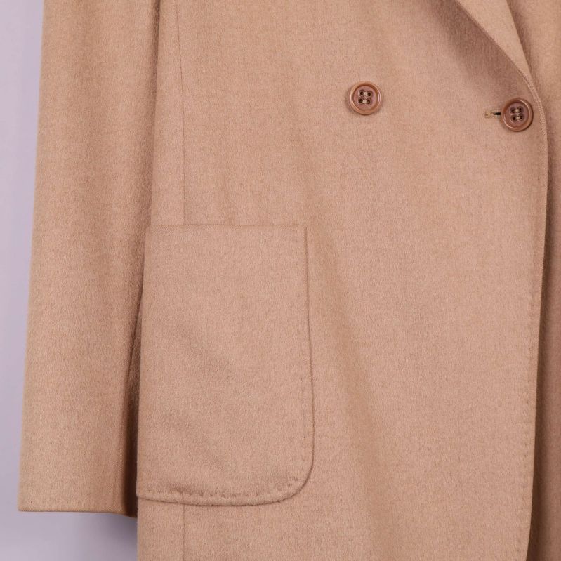 Närbild på ficka och knapp på kavajen