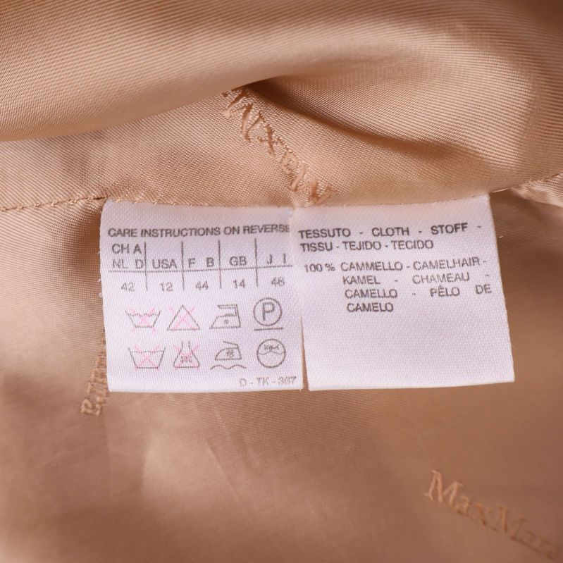 Materialetikett visar 100% kamelhår på Max Mara-kavajen