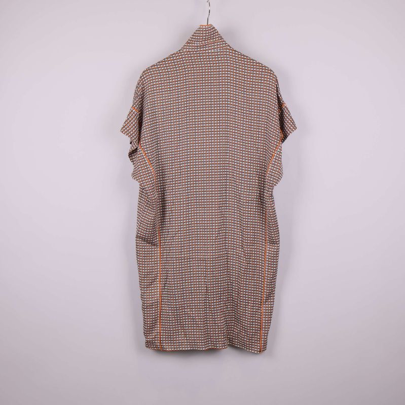 Baksida av tunika med rutigt grafiskt mönster