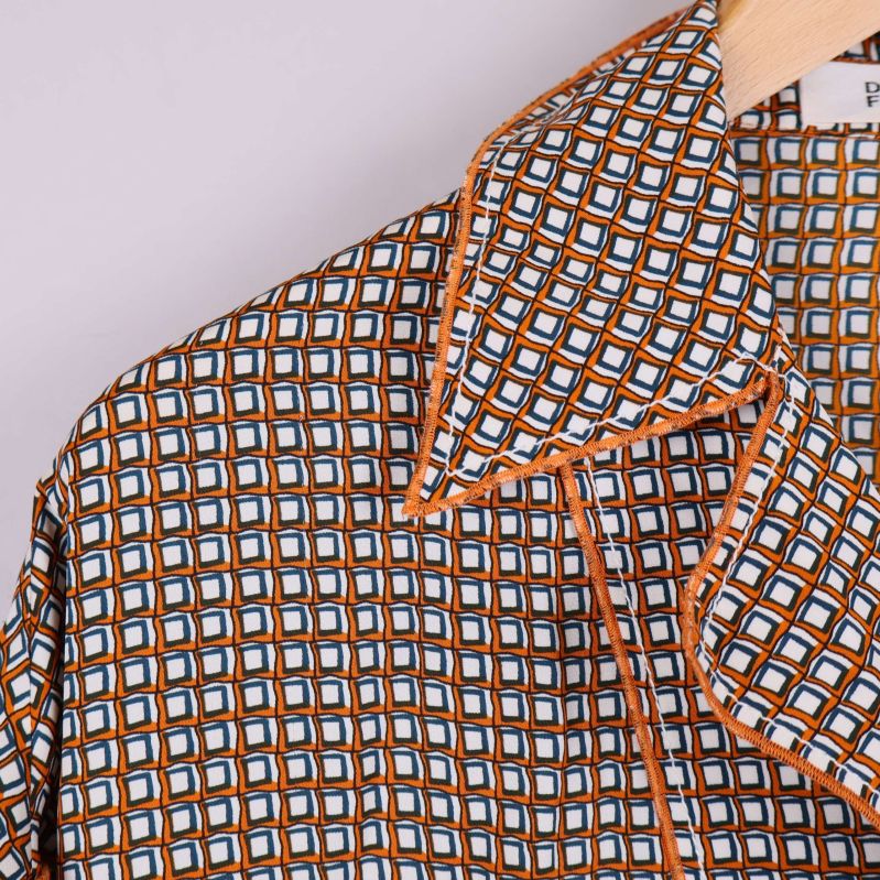 Närbild på krage med mönstrad design och sömmar