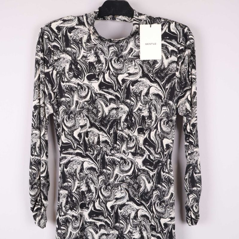 Övre del av klänning med etikett från Gestuz