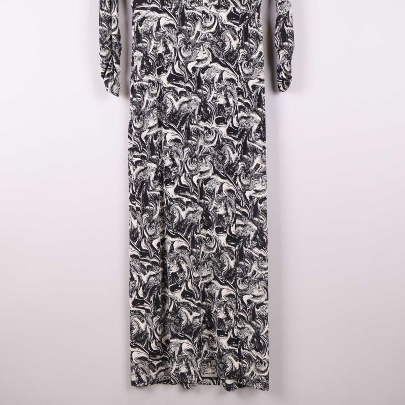 Nedre del av lång klänning med grafiskt mönster